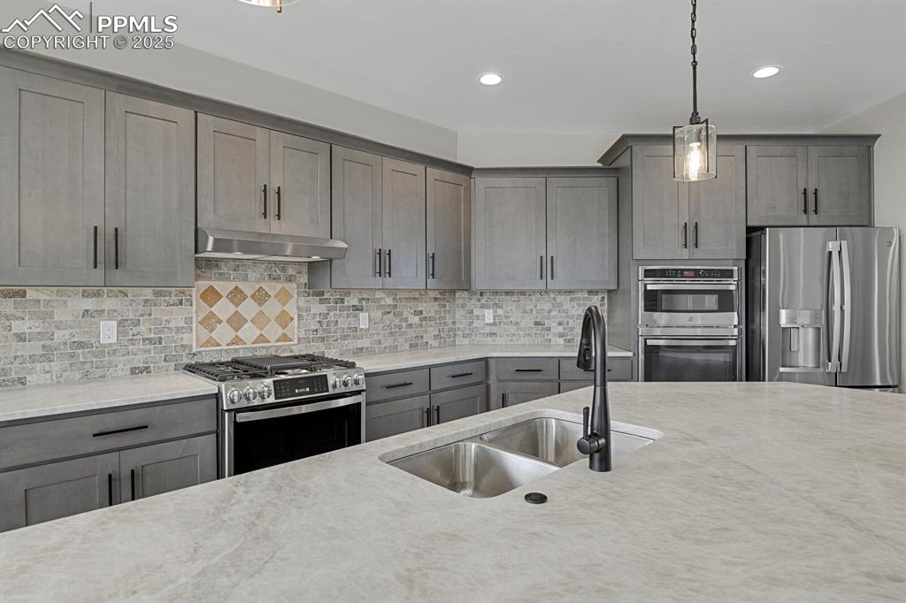 Image 11 of 44: Leathered granit counter tops