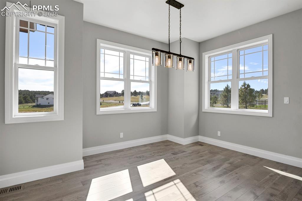 Image 13 of 44: Kitchen nook