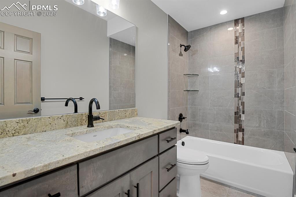 Image 37 of 44: Full bathroom between bedroom #4 and #5