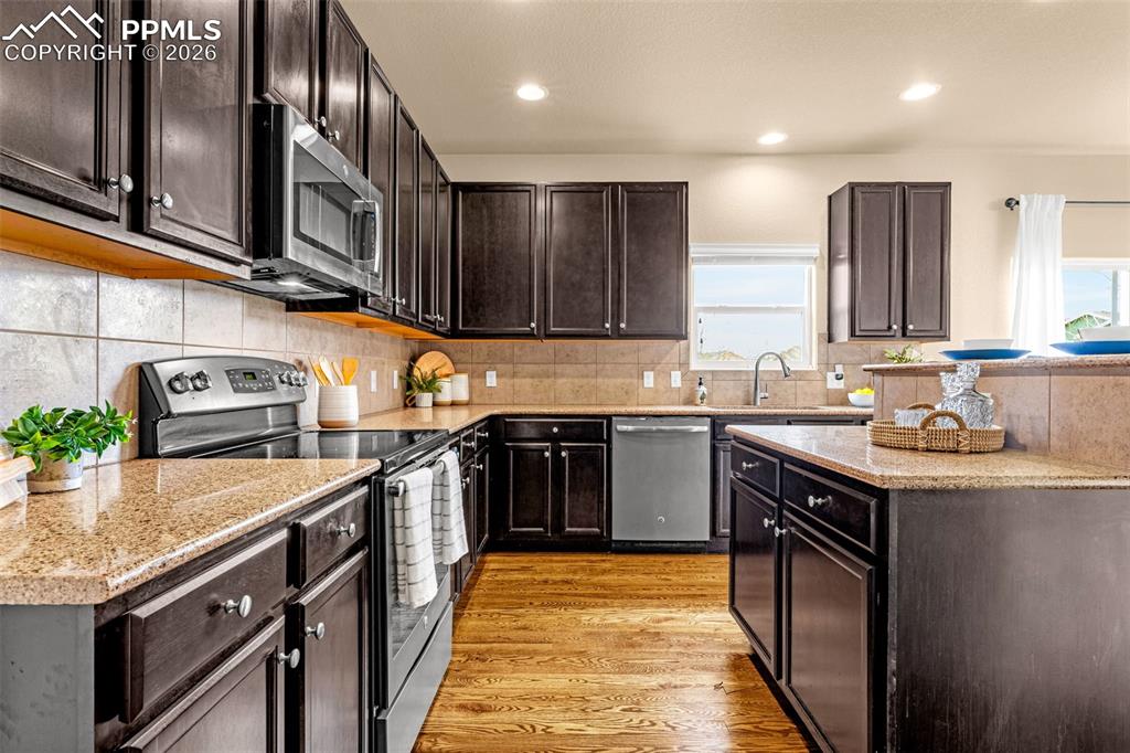 Image 11 of 47: Kitchen