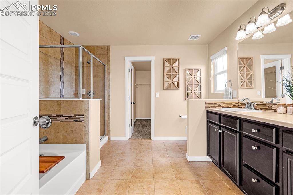 Image 18 of 47: Bathroom