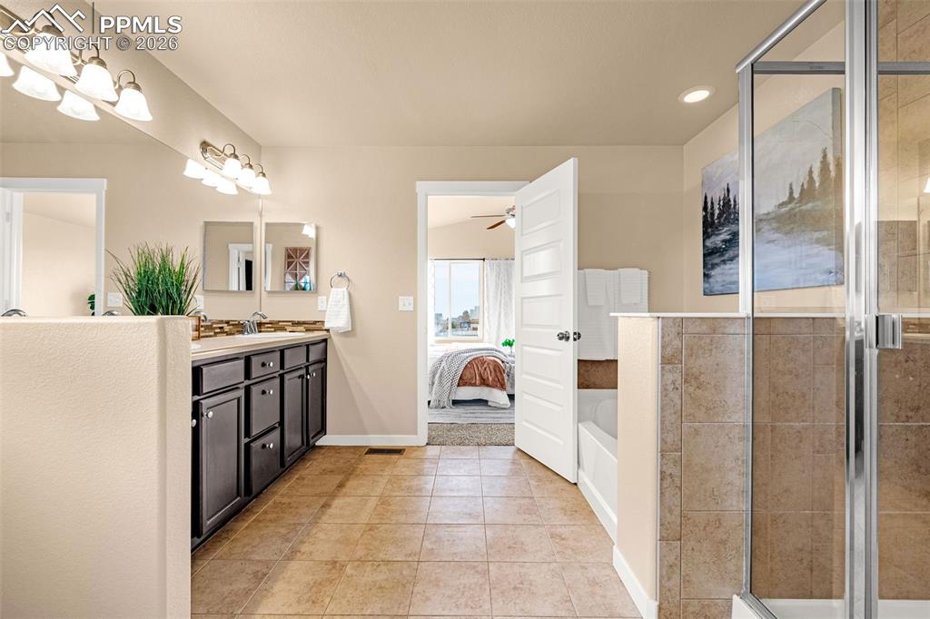 Image 19 of 47: Bathroom