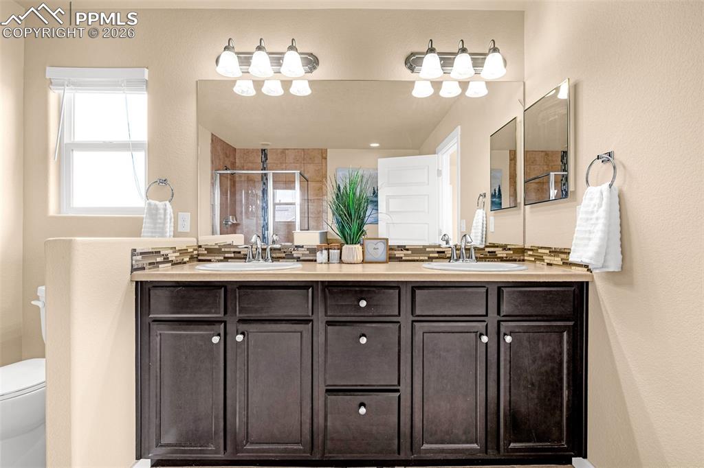 Image 20 of 47: Bathroom