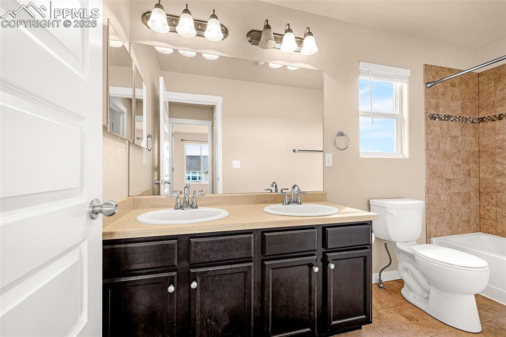 Image 27 of 47: Bathroom