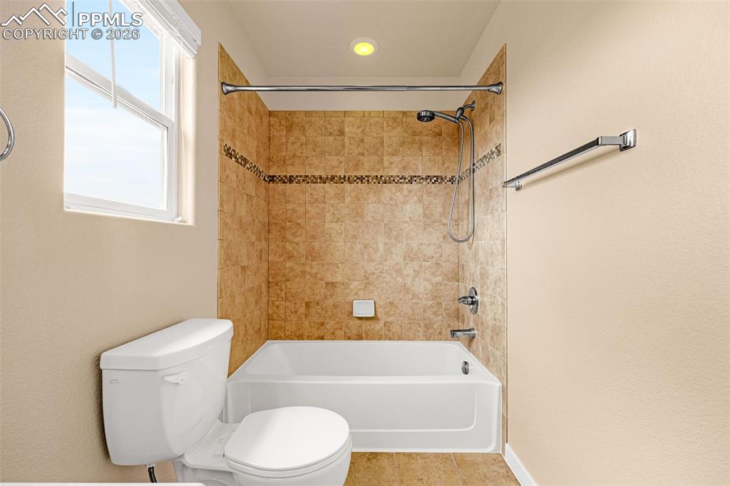 Image 28 of 47: Bathroom