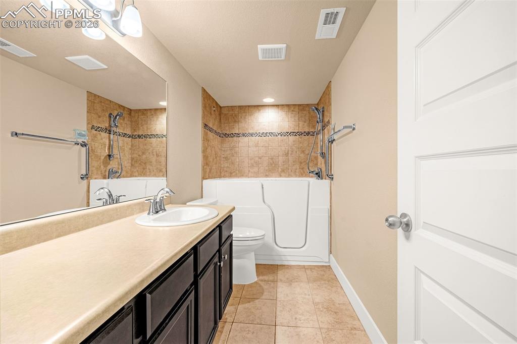 Image 32 of 47: Bathroom