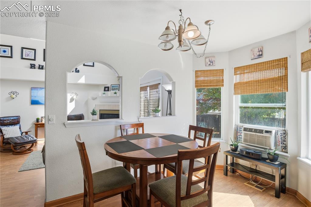 Image 11 of 32: Dining Area