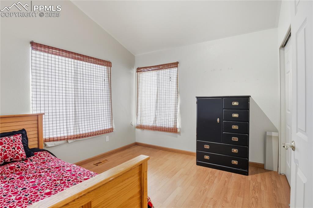 Image 15 of 32: Bedroom