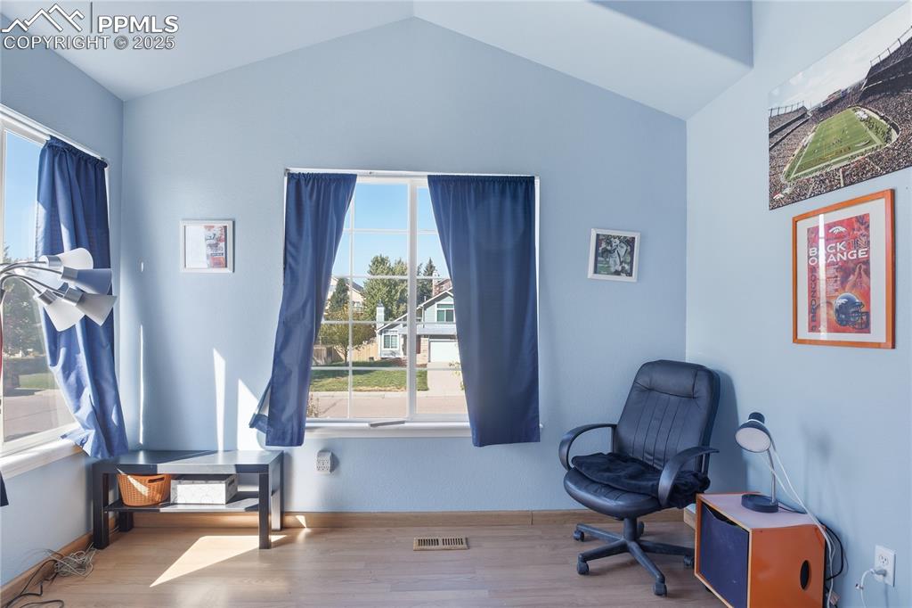 Image 18 of 32: Office