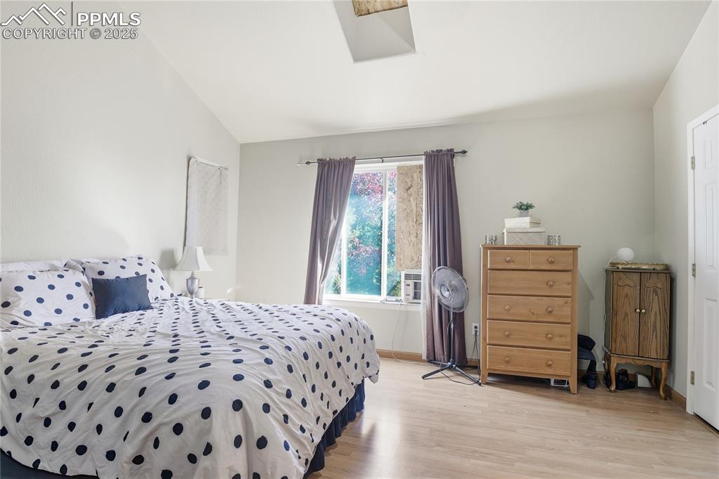 Image 20 of 32: Bedroom