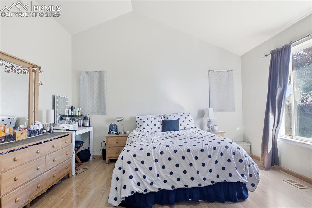 Image 21 of 32: Bedroom