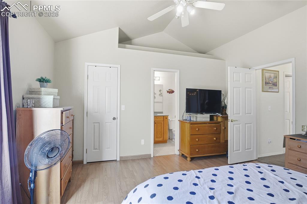 Image 22 of 32: Bedroom