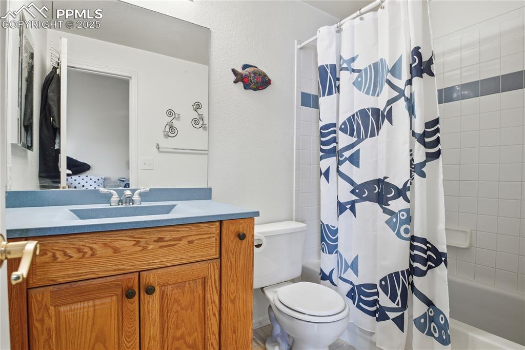 Image 23 of 32: Bathroom