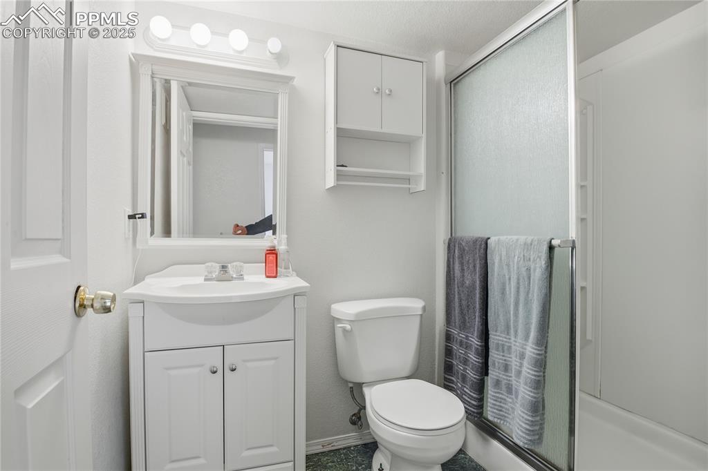 Image 28 of 32: Bathroom