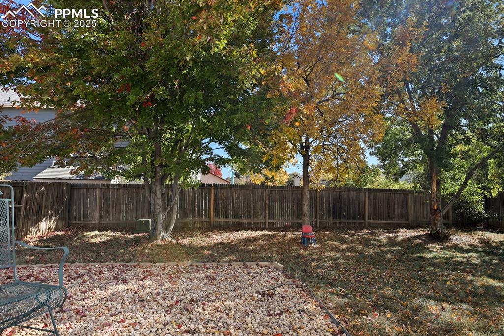 Image 29 of 32: Yard