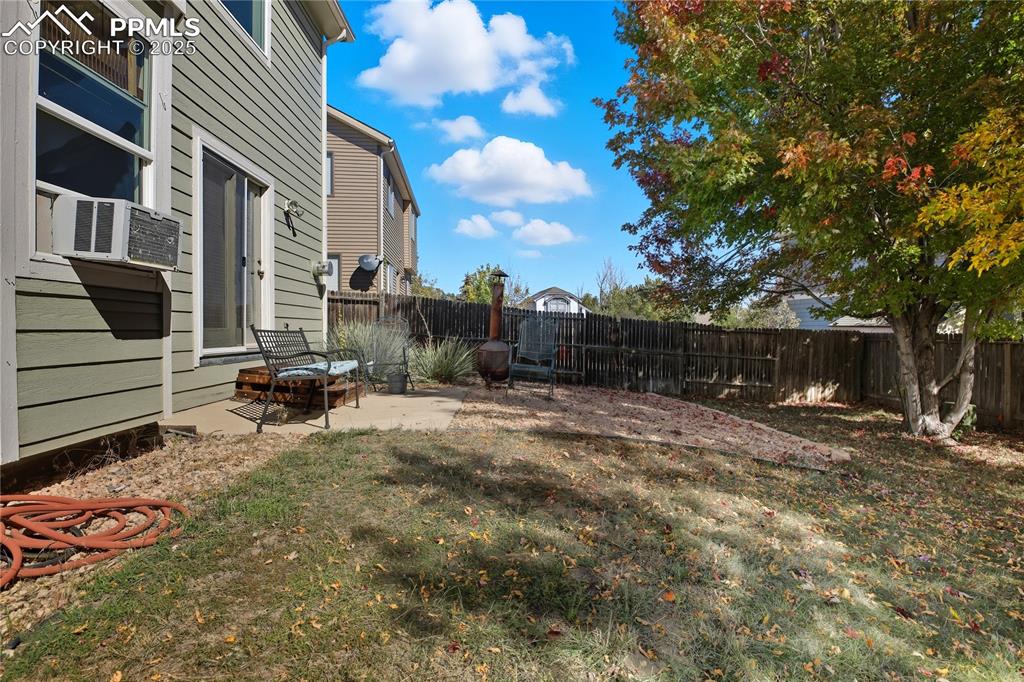 Image 30 of 32: Yard