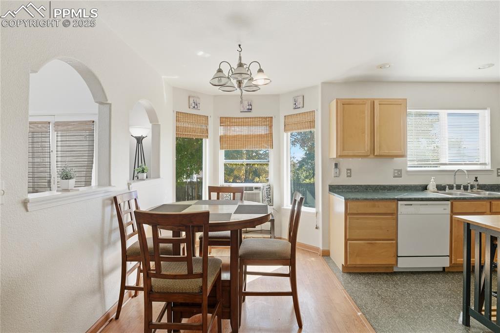 Image 7 of 32: Kitchen