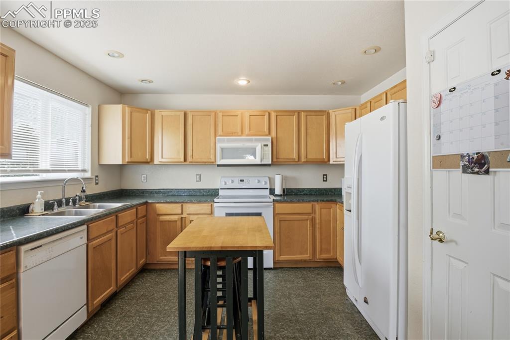 Image 8 of 32: Kitchen