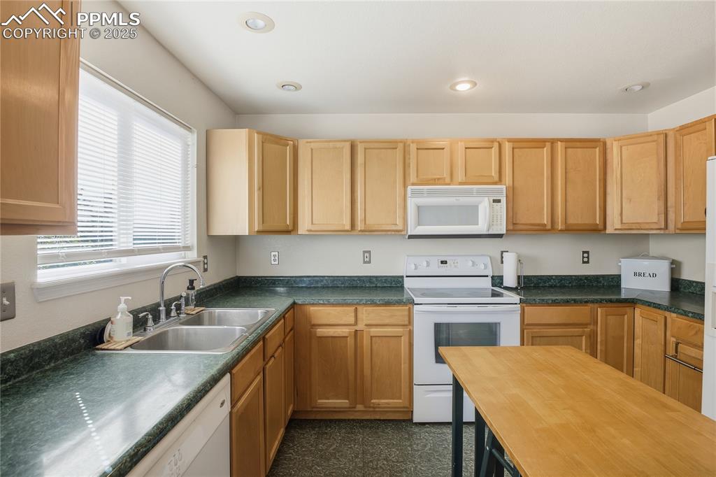 Image 9 of 32: Kitchen