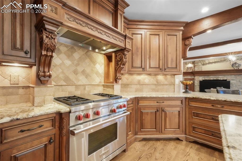 Image 15 of 50: Kitchen