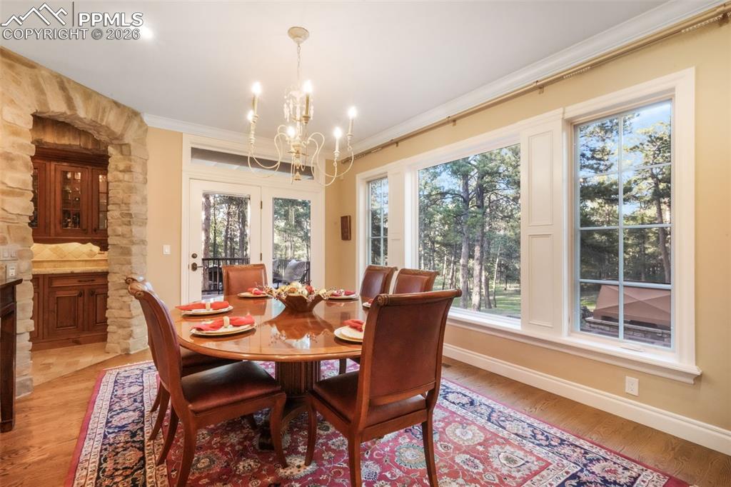 Image 18 of 50: Dining Area