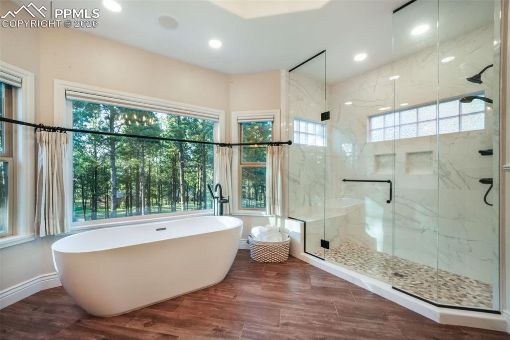 Image 28 of 50: Bathroom