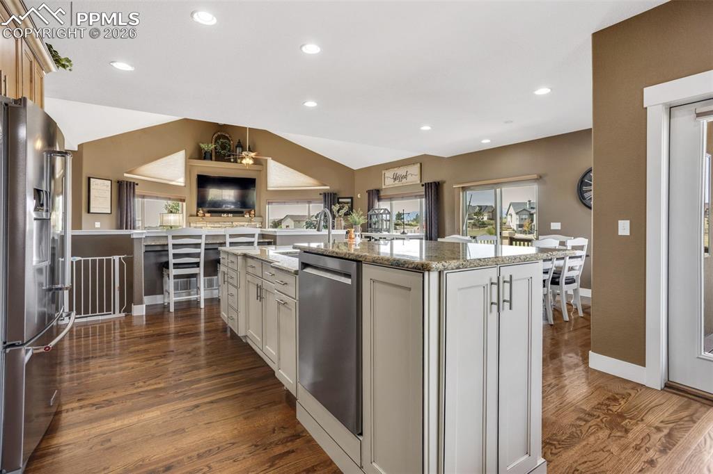 Image 12 of 50: Kitchen