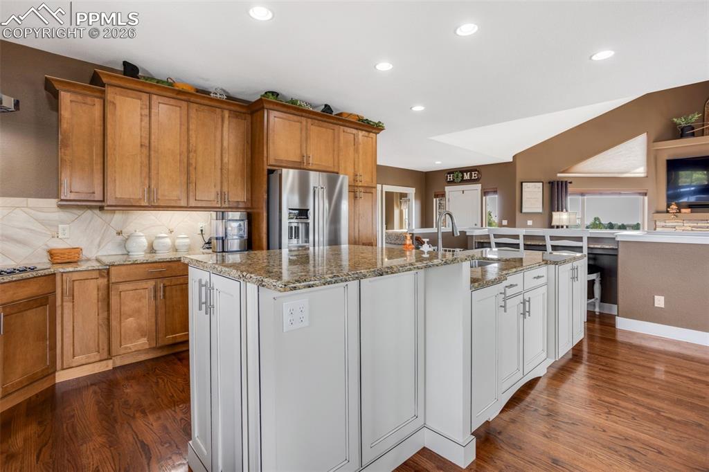 Image 13 of 50: Kitchen