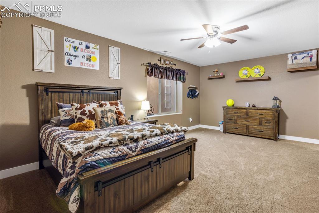 Image 26 of 50: Bedroom