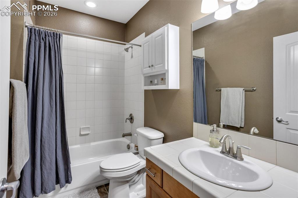 Image 28 of 50: Bathroom