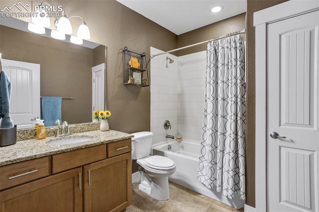 Image 31 of 50: Bathroom