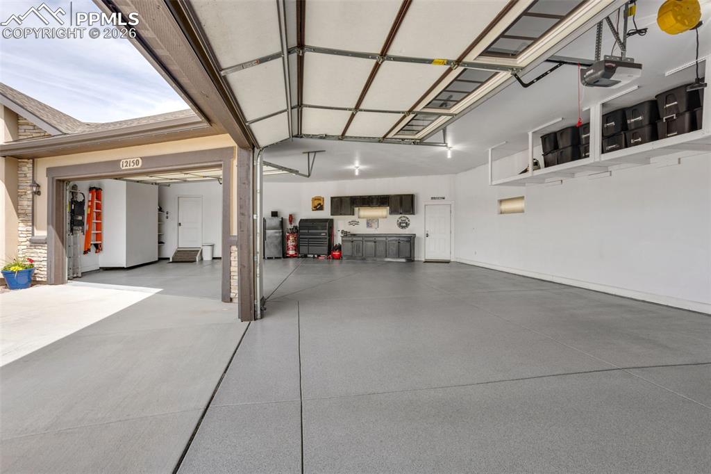 Image 36 of 50: Garage