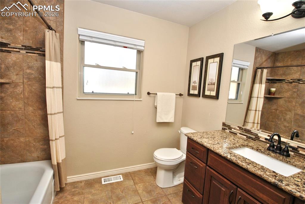 Image 22 of 46: Bathroom