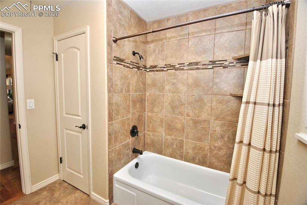 Image 23 of 46: Bathroom