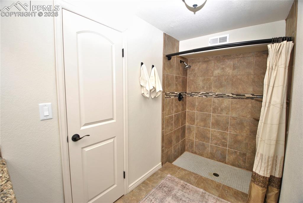 Image 32 of 46: Bathroom