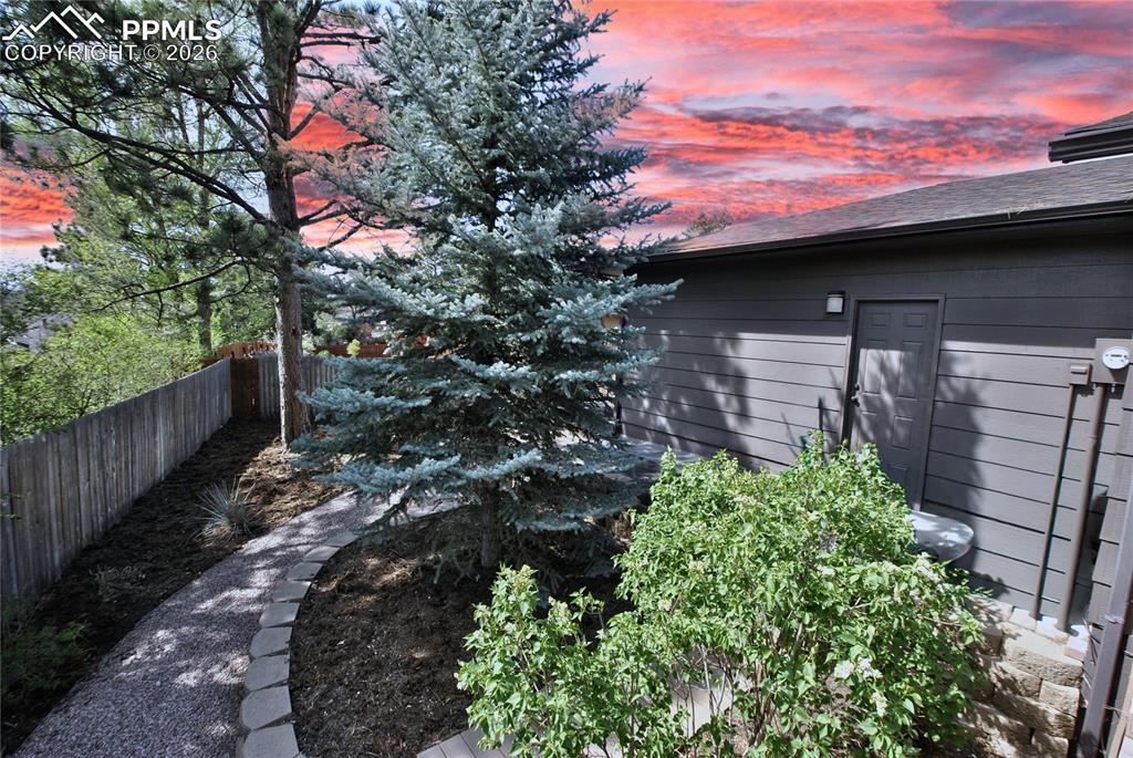 Image 42 of 46: Yard