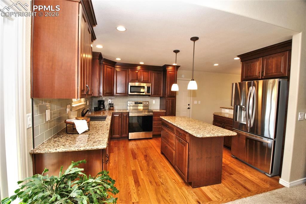 Image 7 of 46: Kitchen