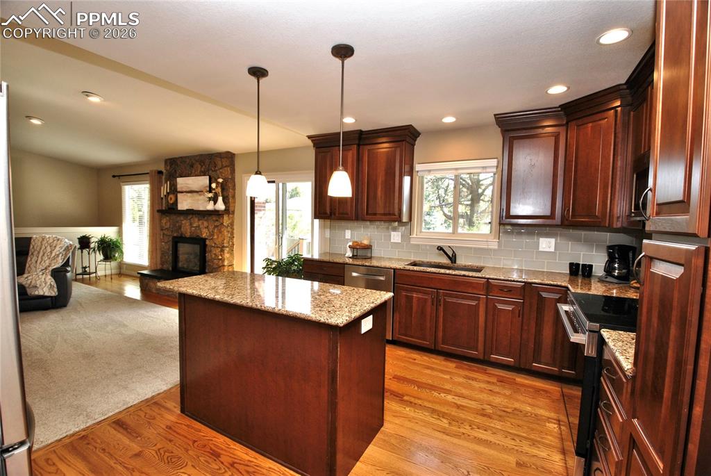 Image 9 of 46: Kitchen