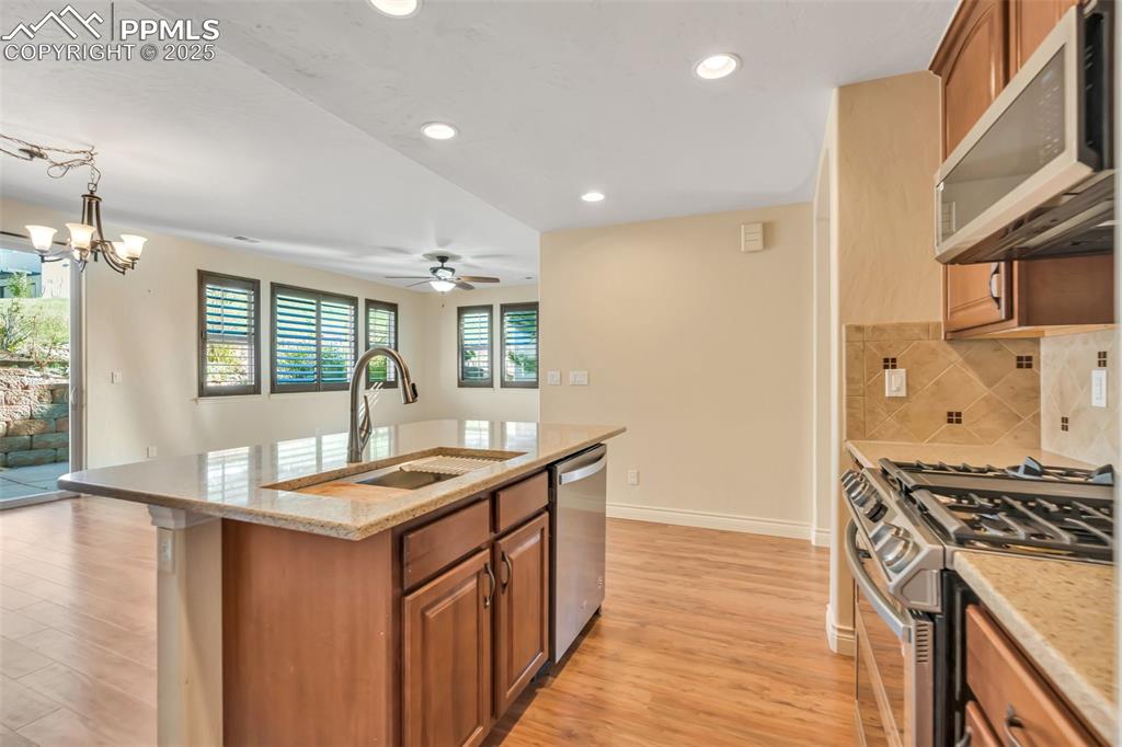 Image 27 of 41: Kitchen