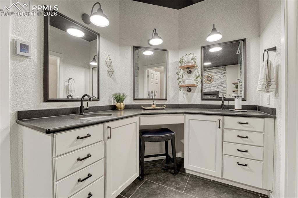 Image 14 of 47: Bathroom