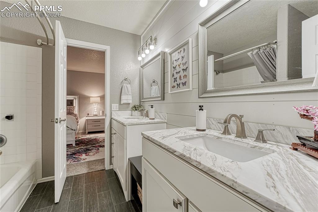 Image 22 of 47: Bathroom