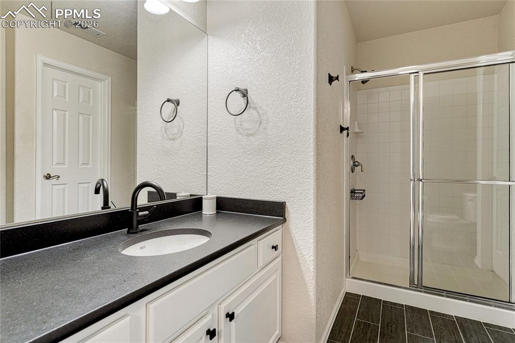 Image 25 of 47: Bathroom