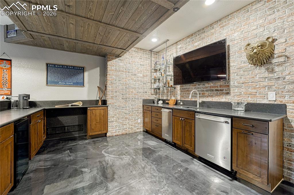 Image 27 of 47: Kitchen