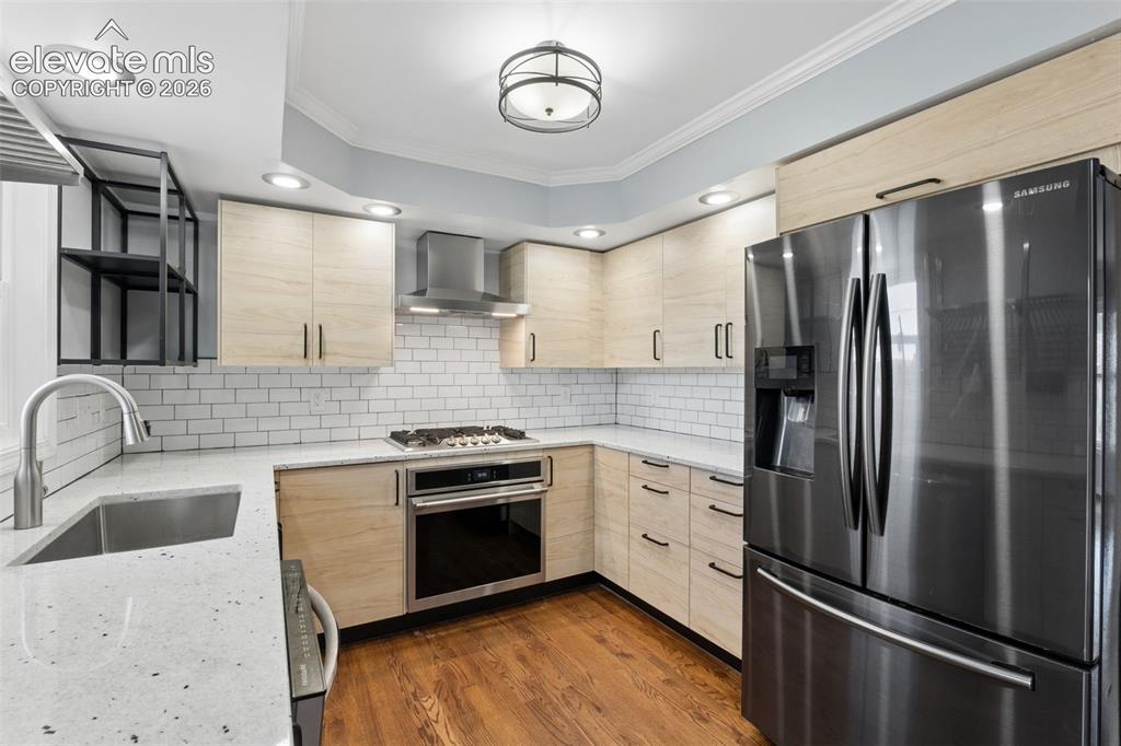 Image 13 of 33: Kitchen