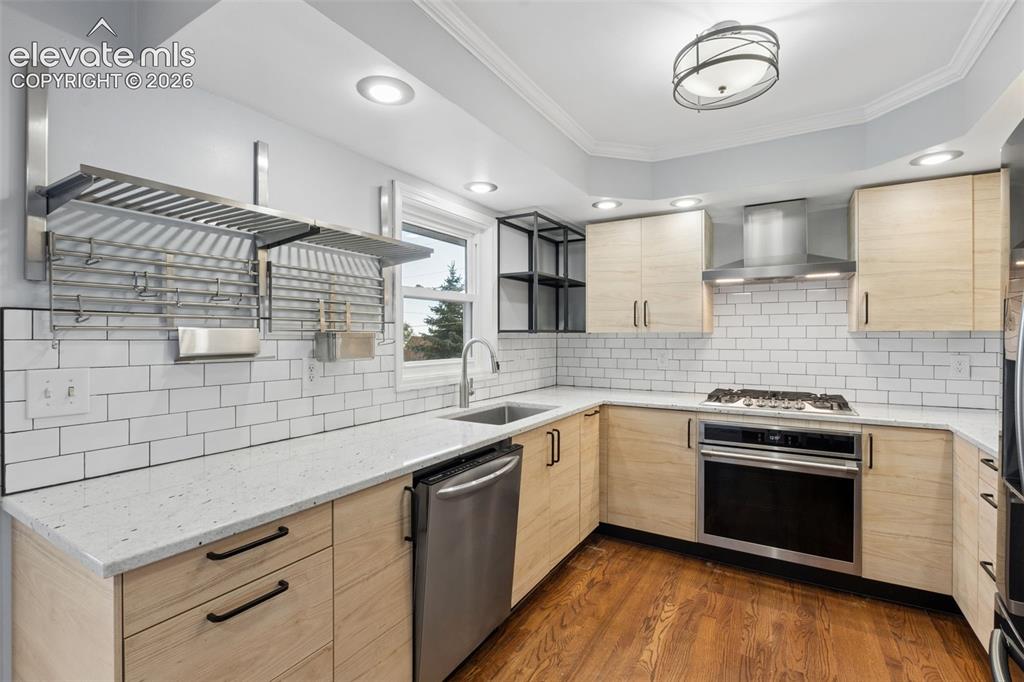 Image 14 of 33: Kitchen
