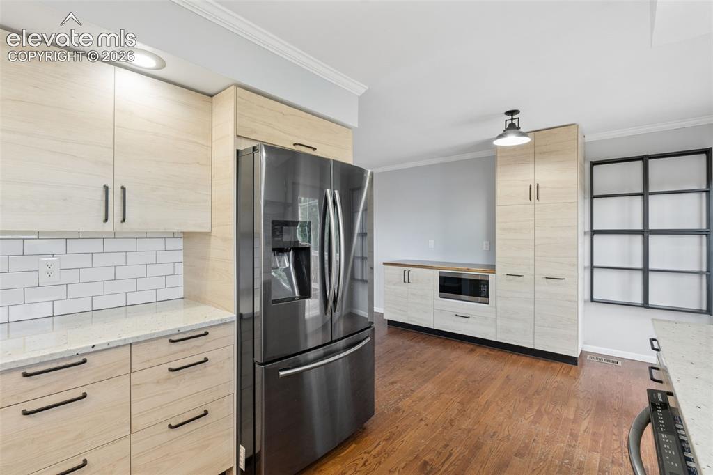 Image 15 of 33: Kitchen