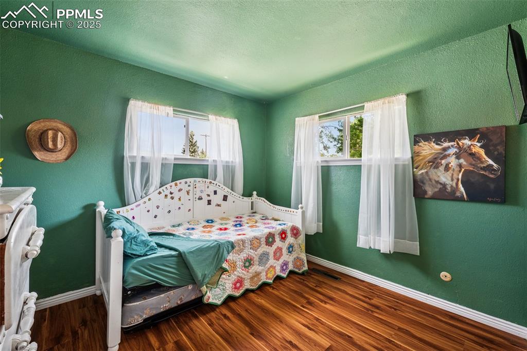 Image 8 of 26: Bedroom