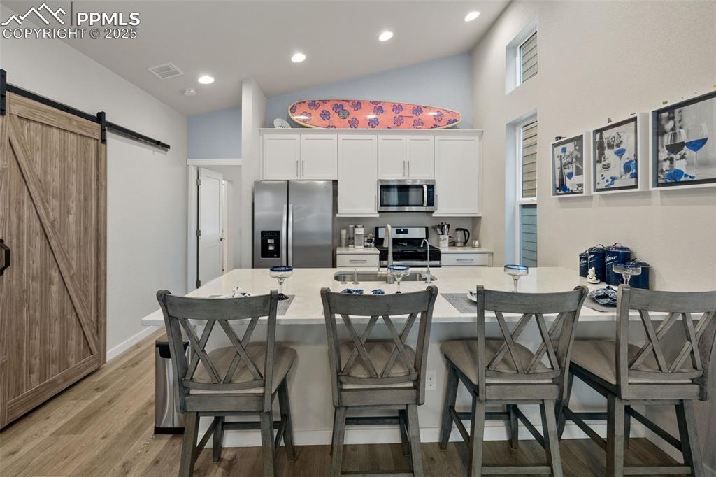 Image 14 of 40: Kitchen