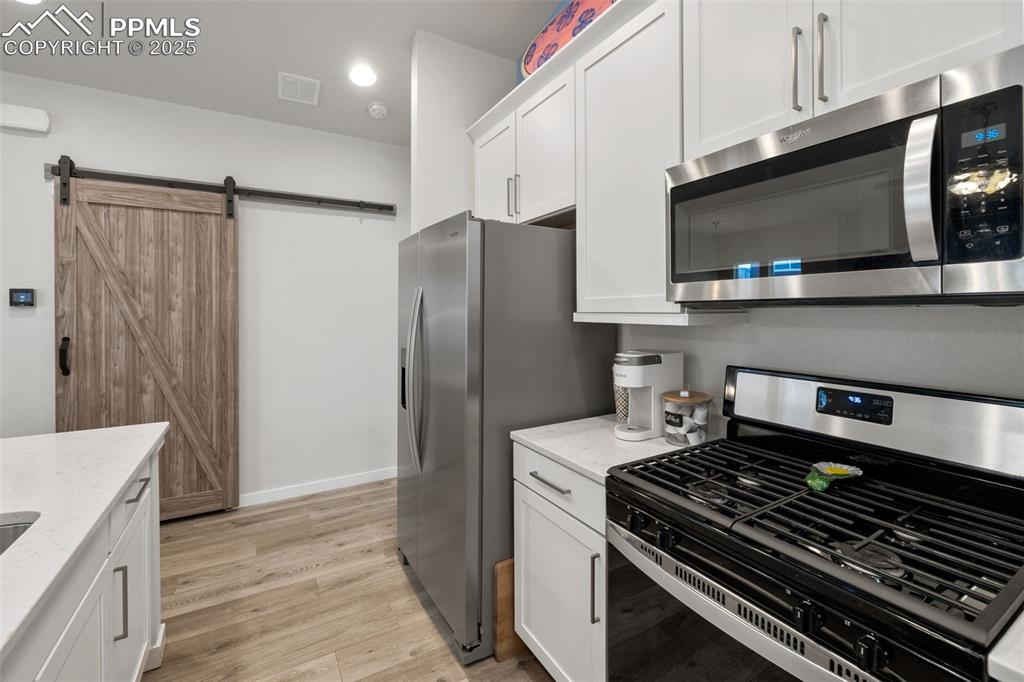 Image 15 of 40: Kitchen