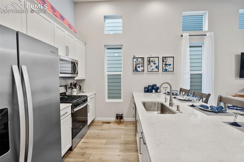 Image 16 of 40: Kitchen